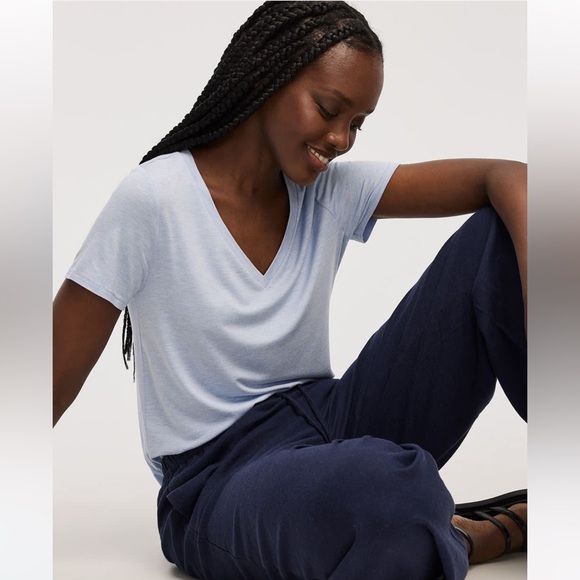 REITMANS - NWT - Essentials Light Blue V-Neck Tee - Picture 3 of 7